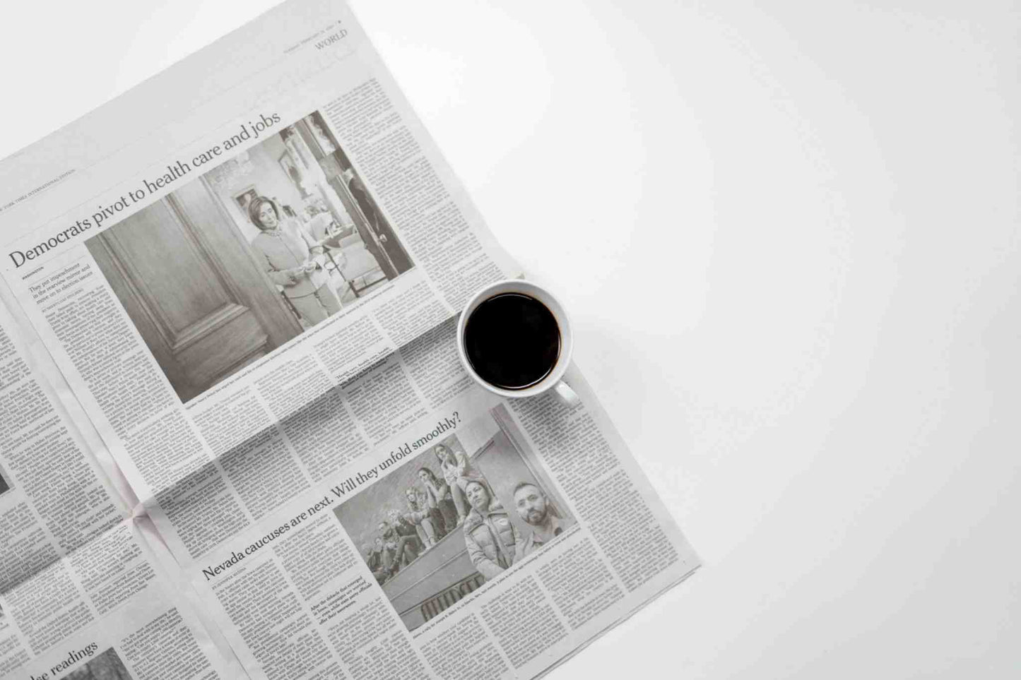 Ein minimalistischer Bildausschnitt einer Zeitung, bei dem eine Espressotasse in der Mitte des Bildes auf einer weißen Fläche liegt.